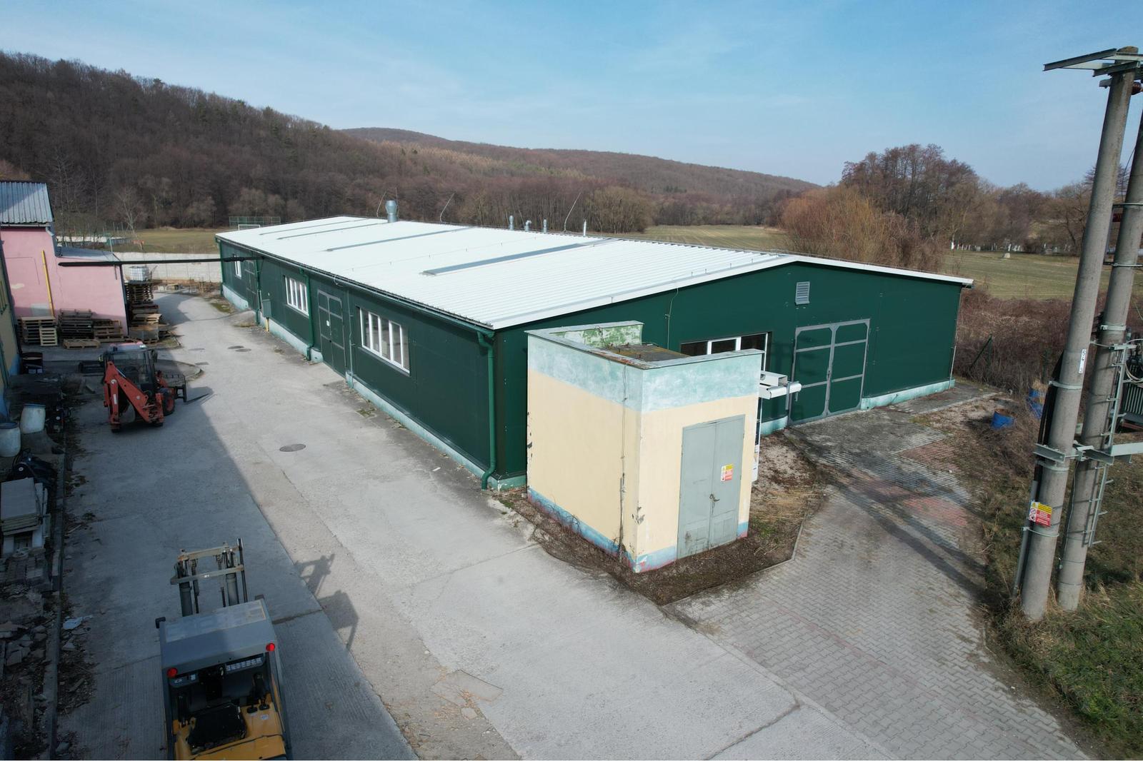 BartanusReality - Ponúkame na prenájom výrobnú halu o rozlohe 941 m2, nachádzajúcu sa v obci Selec.