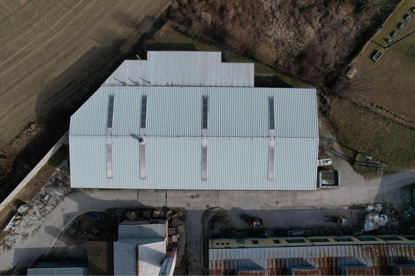 BartanusReality - Ponúkame na prenájom výrobnú halu o rozlohe 941 m2, nachádzajúcu sa v obci Selec.