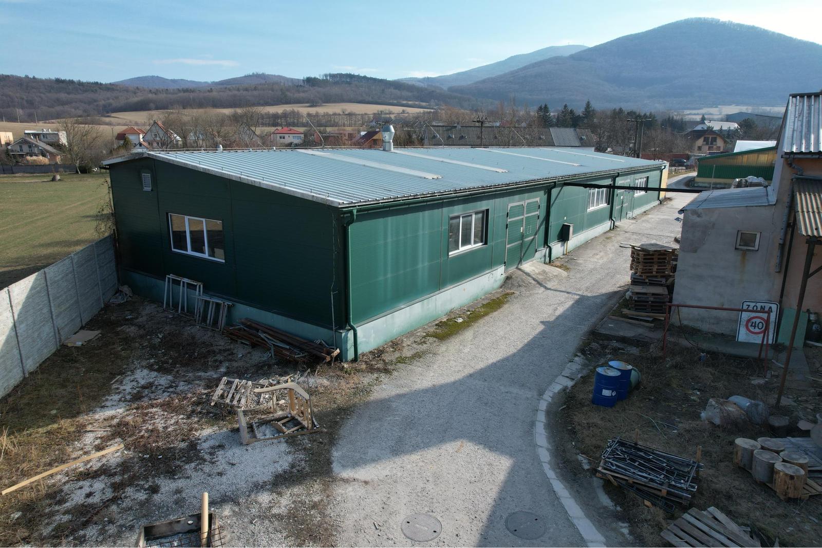 BartanusReality - Ponúkame na prenájom výrobnú halu o rozlohe 941 m2, nachádzajúcu sa v obci Selec.