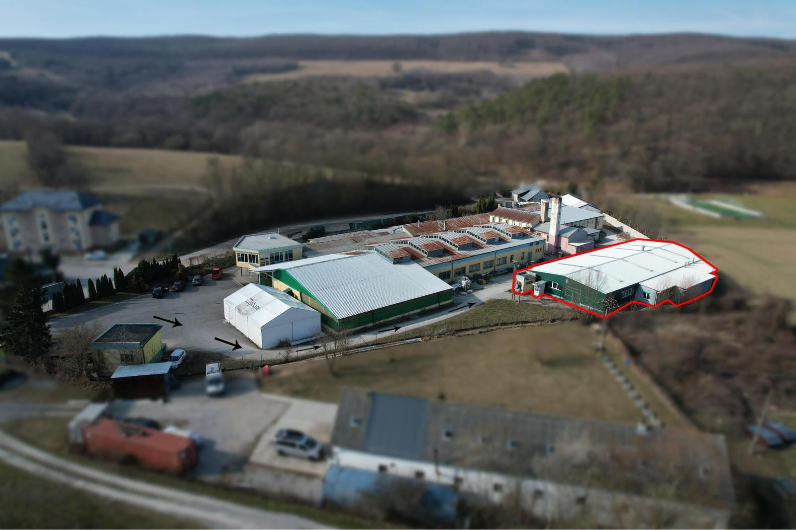 BartanusReality - Ponúkame na prenájom výrobnú halu o rozlohe 941 m2, nachádzajúcu sa v obci Selec. – fotka 2