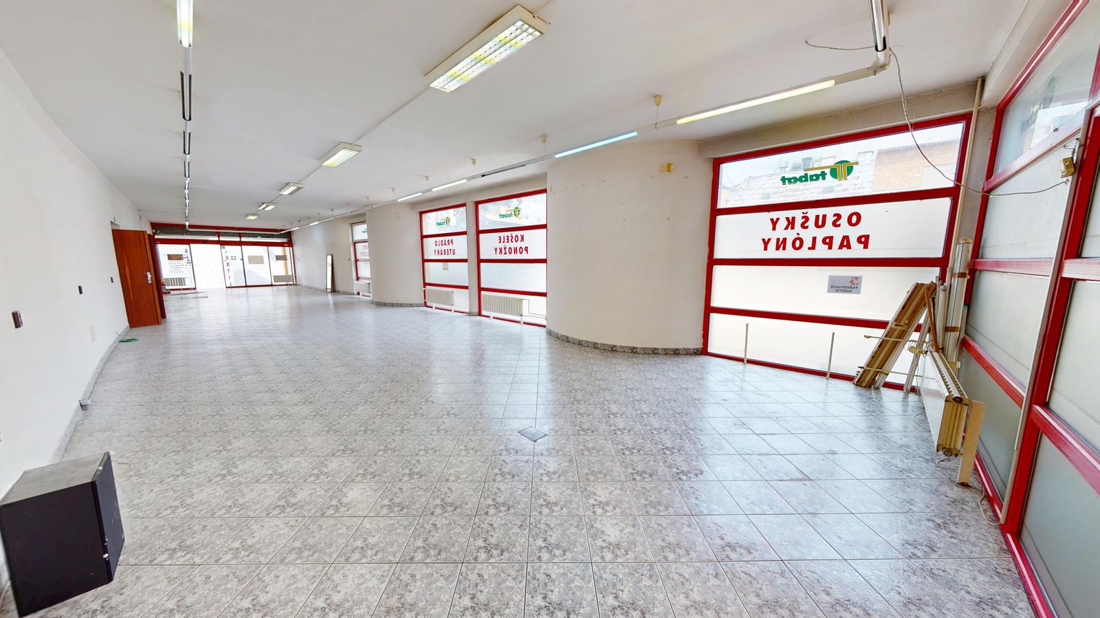 BartanusReality - Na prenájom obchodný priestor v centre Trenčína, na prízemí Polyfunkčnej budovy na ul. Vajanského 7 o rozlohe 145 m2.