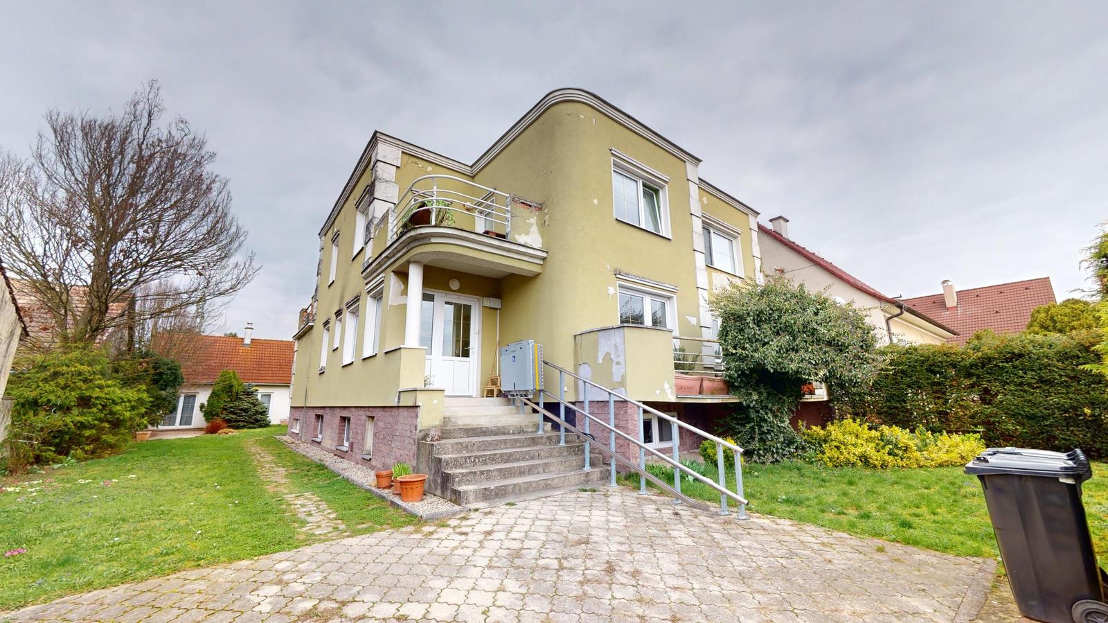 BartanusReality - Na predaj rozmerný rodinný dom s pozemkom 2480 m2 v Dubnici nad Váhom, Bottova ulica.