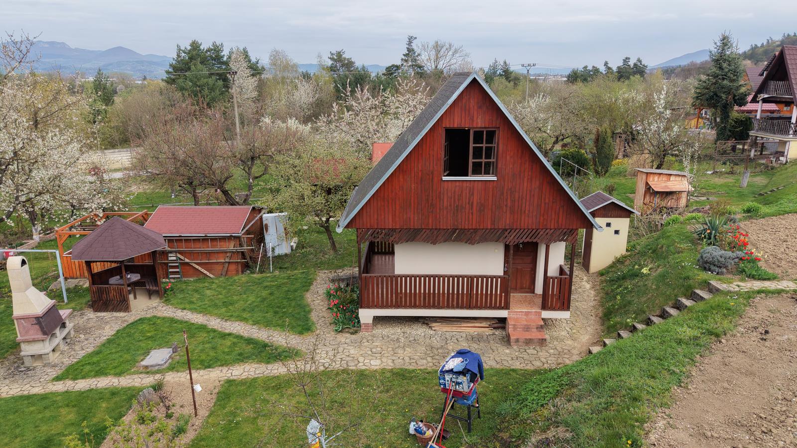 Ponúkame na predaj podpivničenú chatu so záhradou v Dubnici nad Váhom, časť Blížne doliny (chobot). – fotka 2