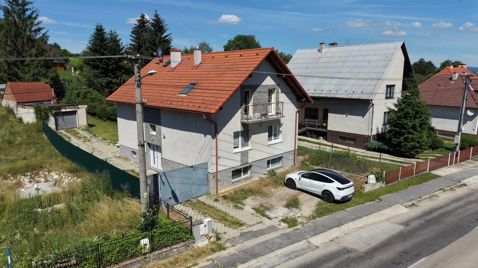Na predaj rozmerný, čiastočne prerobený 6 izbový rodinný dom v obci Mníchova Lehota pri Trenčíne.