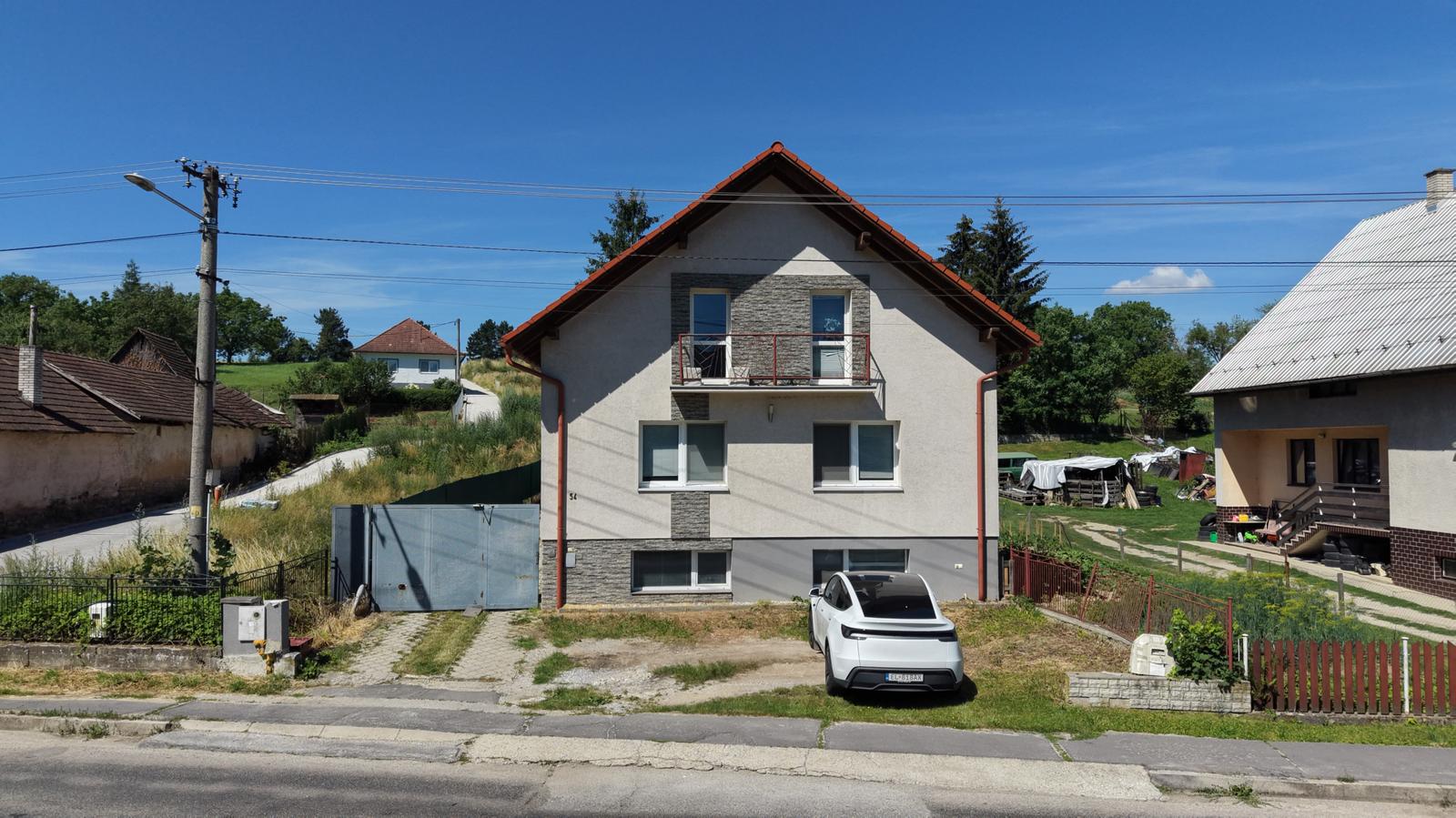 Na predaj rozmerný, čiastočne prerobený 6 izbový rodinný dom v obci Mníchova Lehota pri Trenčíne. – fotka 2