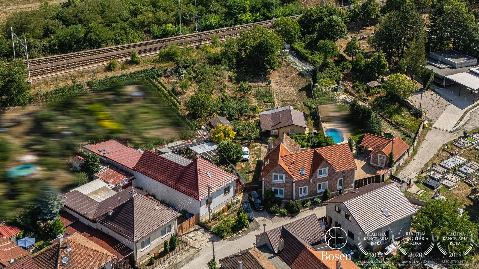 BOSEN | Stavebný pozemok s kompletnými IS a vzrastlou zeleňou | Šenkvice | 1 062 m² – fotka 2