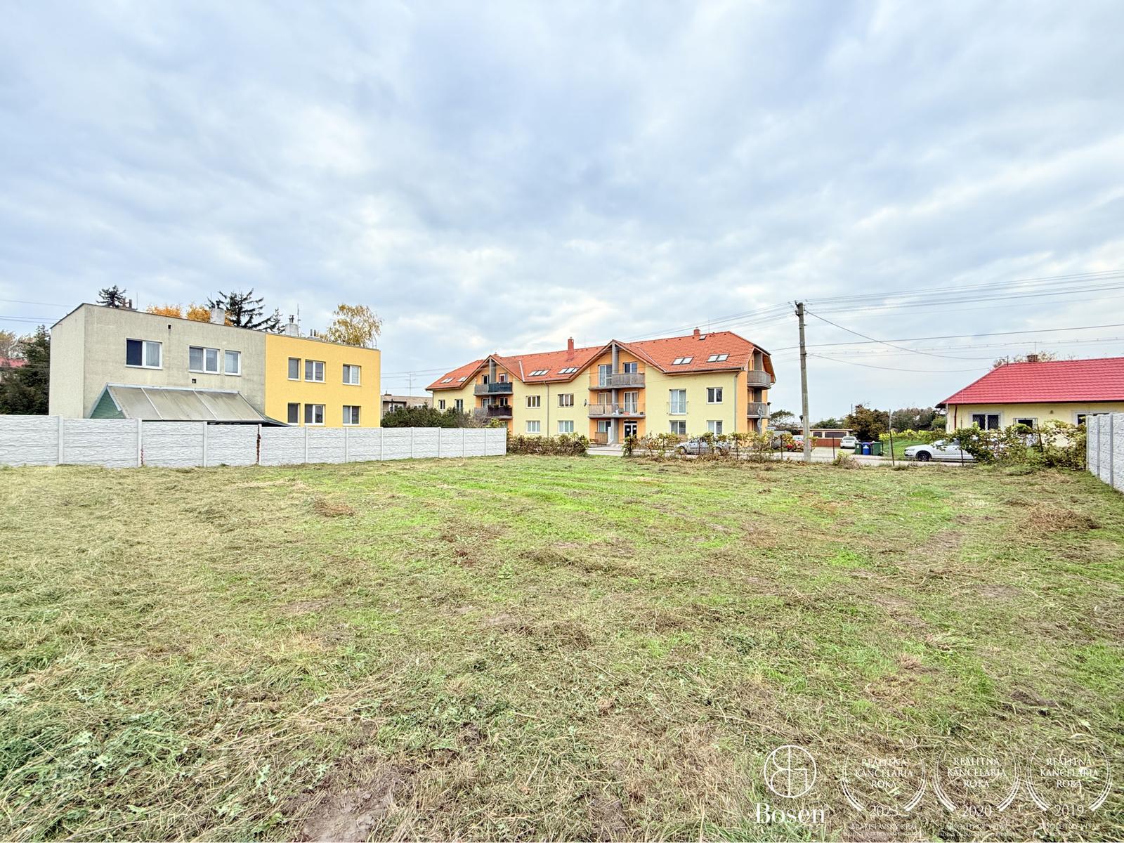 BOSEN | Pozemok situovaný v centre obce, Školská ulica, 1524 m2