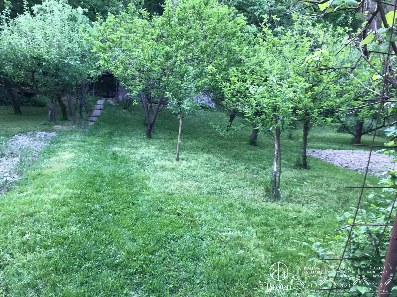 REZERVOVANÉ - BOSEN | Záhrada v lese len kúsok od mesta, Bratislava - Dúbravka, 823 m2 – fotka 2