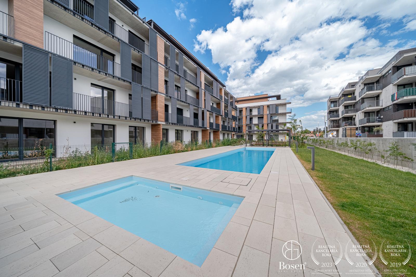BOSEN | Prenájom 2 izbového bytu s predzáhradkou a bazénom, Špaldová, 80 m2