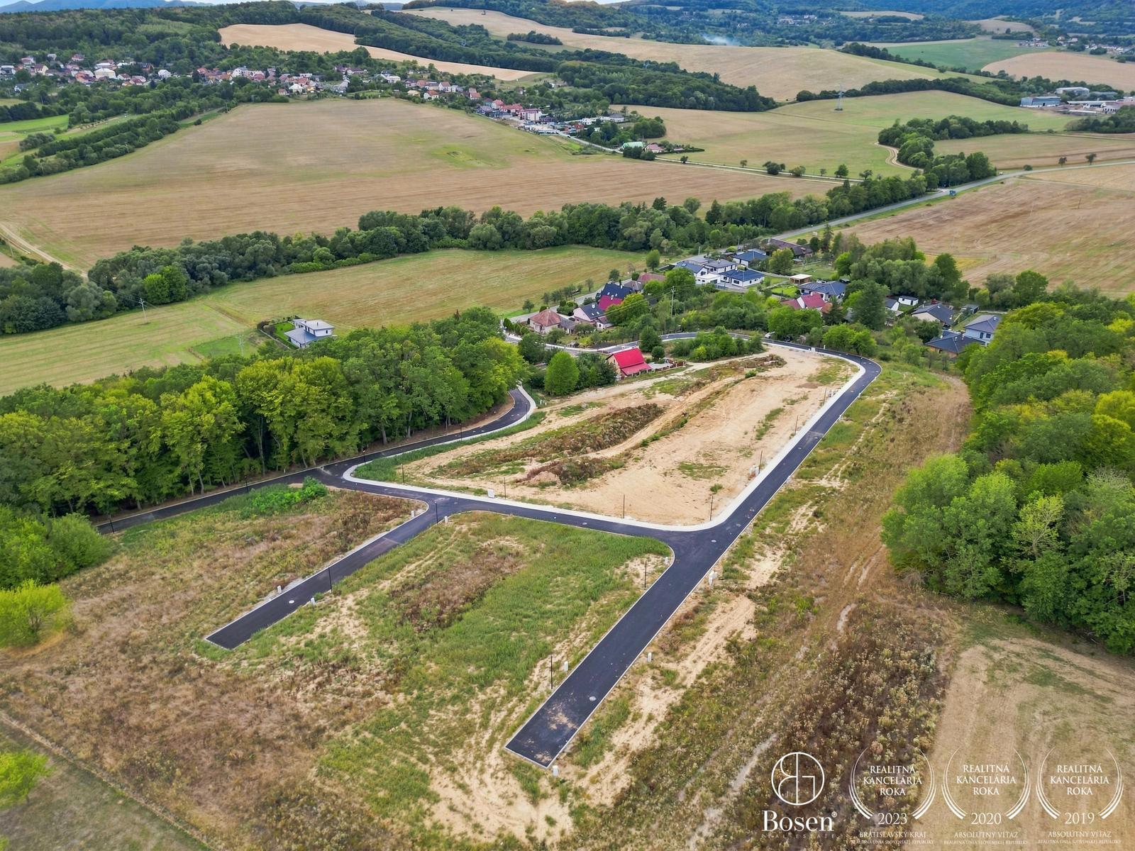 BOSEN | Lukratívny pozemok so stavebným povolením - 1142 m2 , Trenčín – fotka 2
