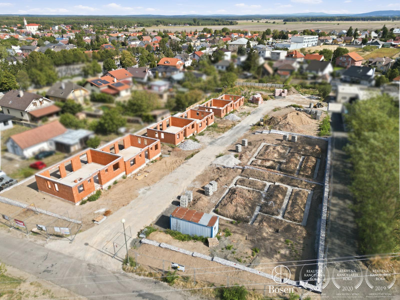 BOSEN| Novostavba RD s garážou, možnosť zväčšiť pozemok