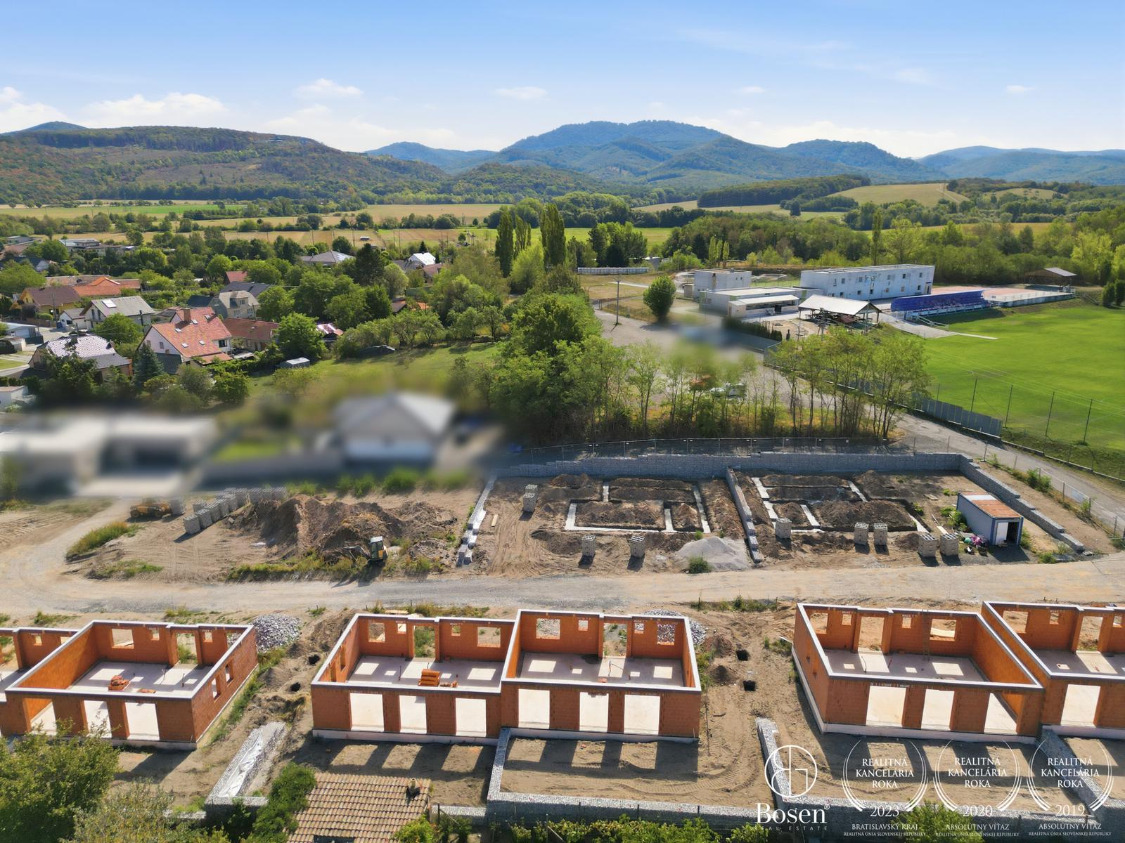 BOSEN| Novostavba RD s garážou, možnosť zväčšiť pozemok – fotka 2