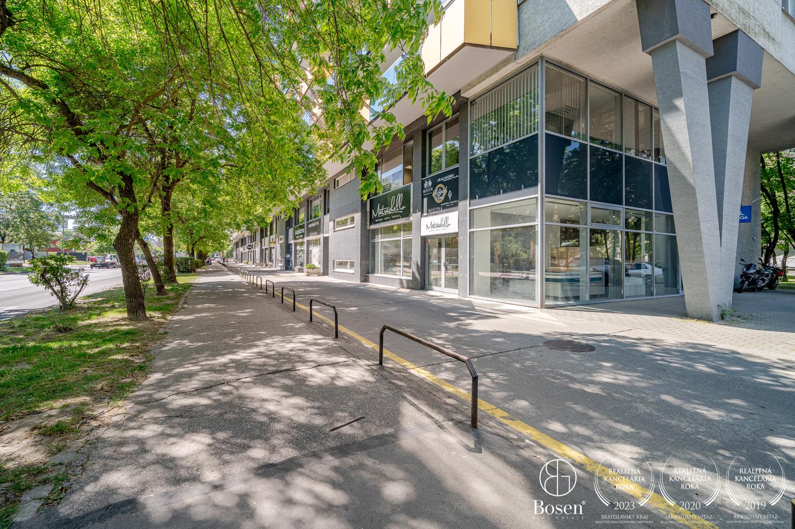 BOSEN | Obchodný priestor s výkladom na Tomášikovej ulici v Ružinove, 175 m²