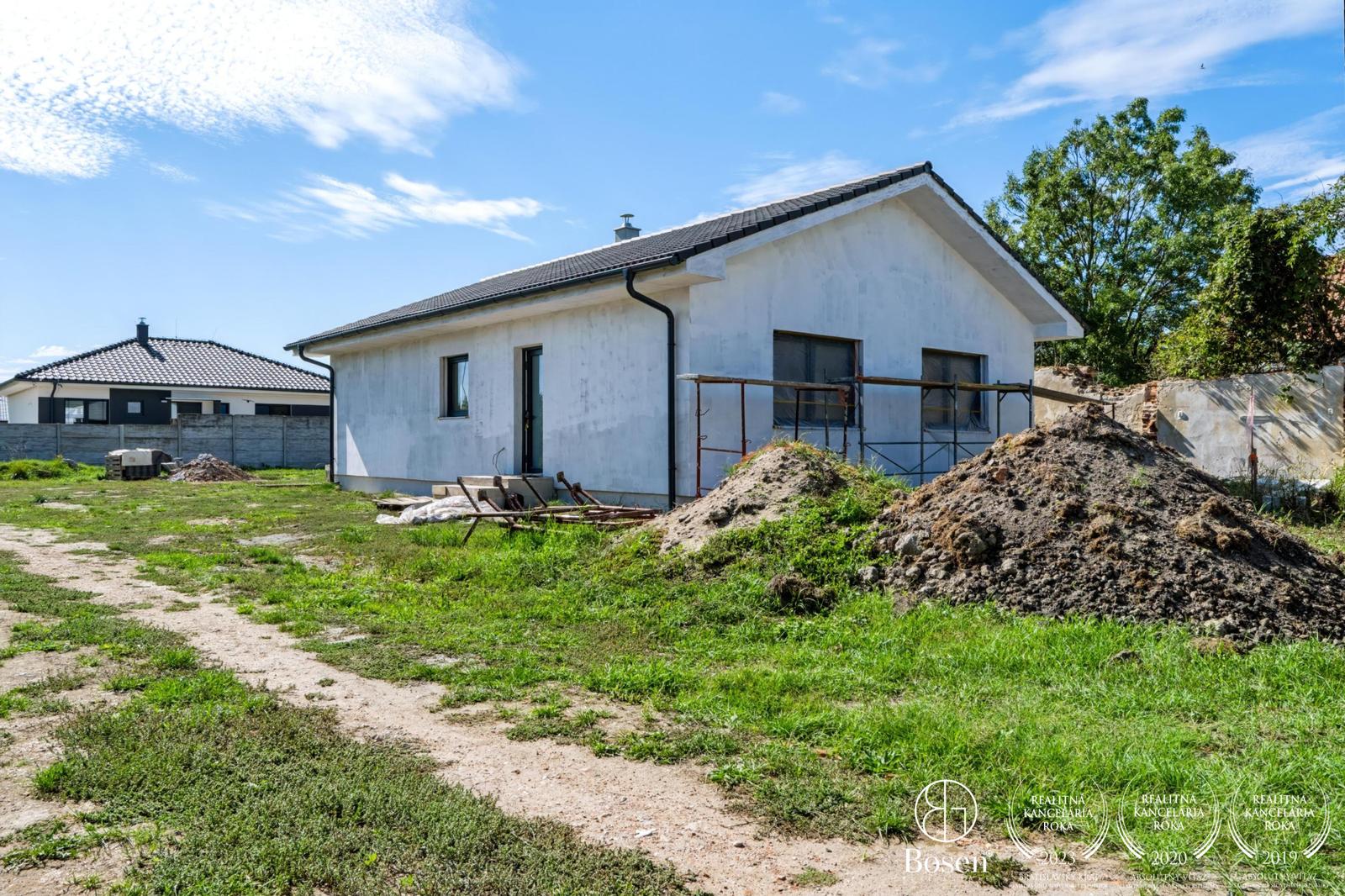 BOSEN | Priestranná 4 izbová novostavba s kompletným oplotením a dokončenou prístupovou cestou – fotka 2