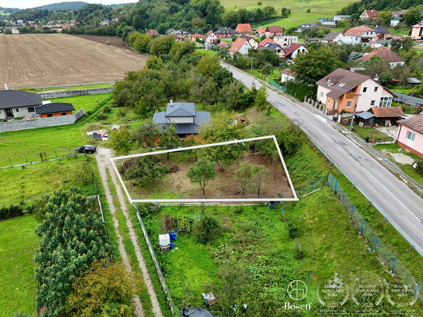 BOSEN | Na predaj stavebný pozemok 648 m² - Skalka nad Váhom – fotka 2