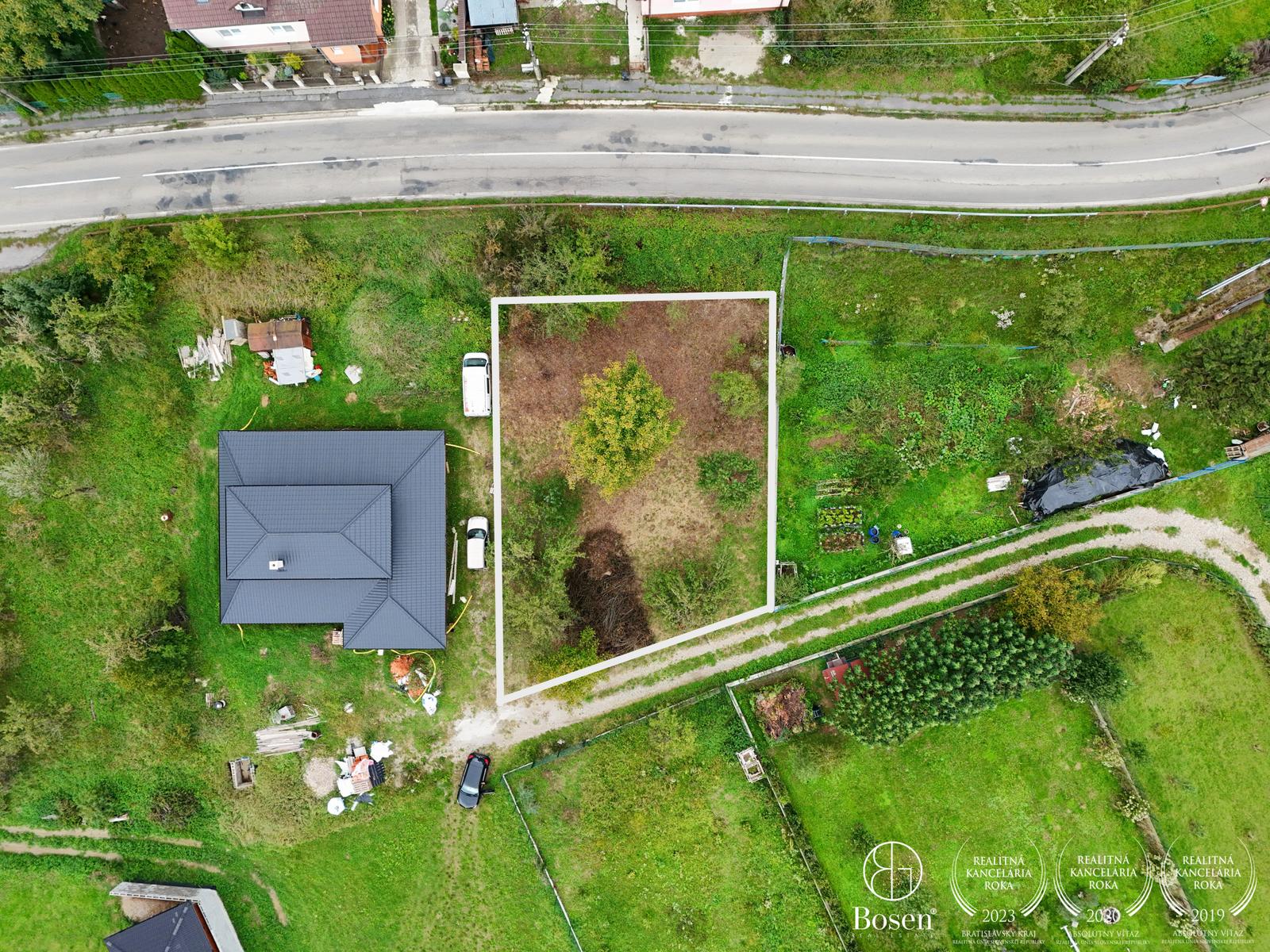 BOSEN | Na predaj stavebný pozemok 648 m² - Skalka nad Váhom