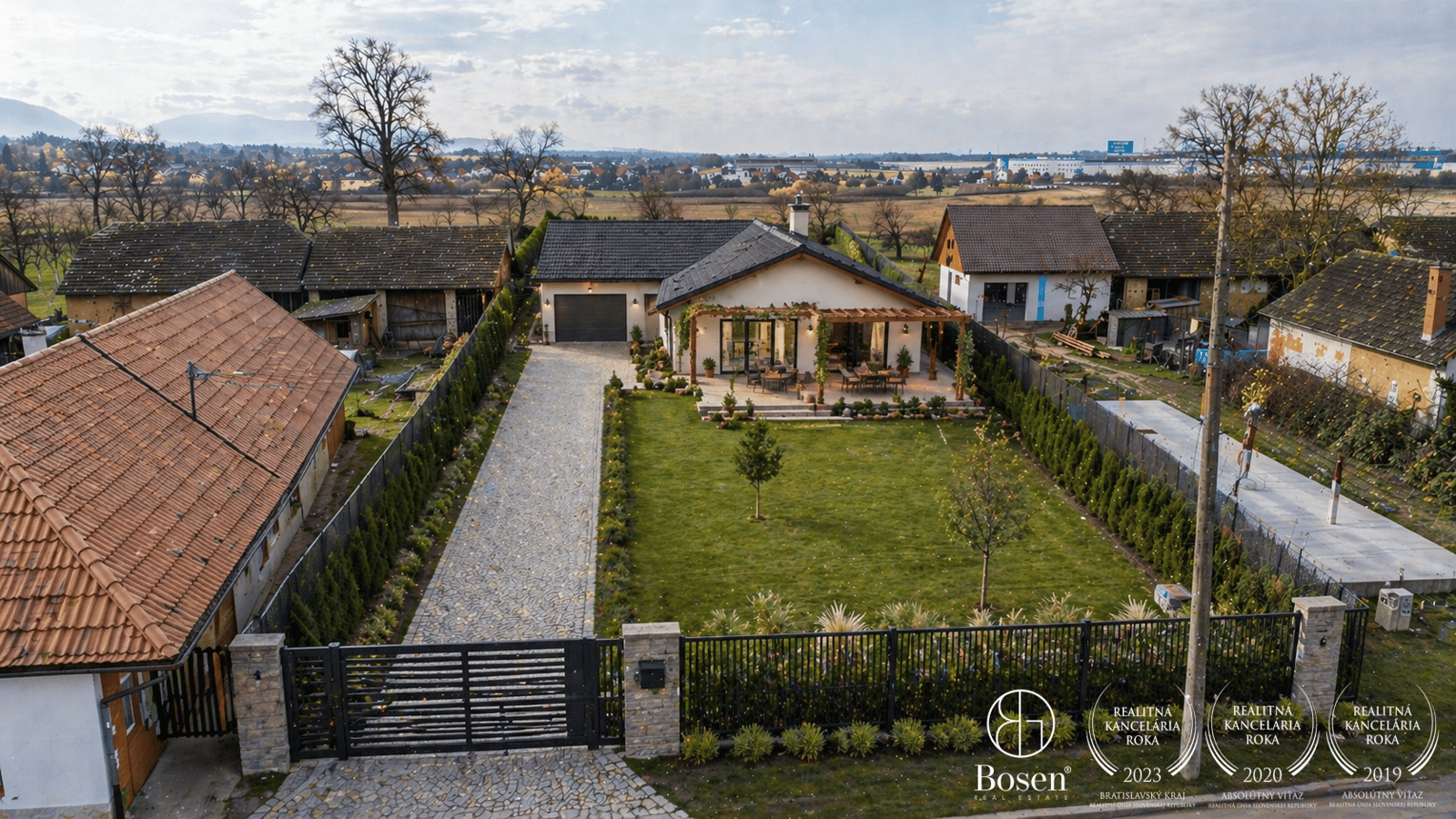 BOSEN | Na predaj stavebný pozemok 1813 m2 - Adamovské Kochanovce