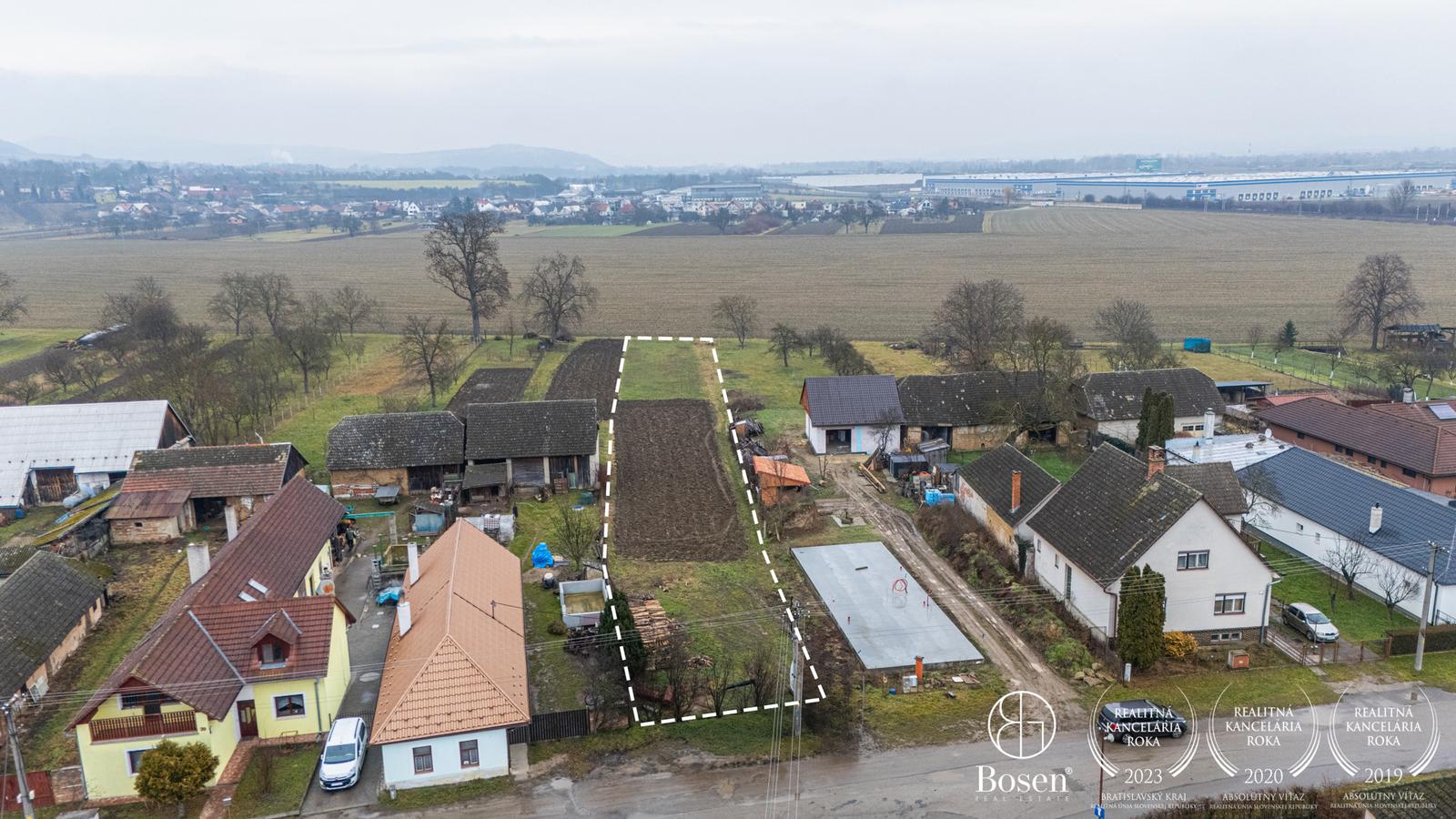 BOSEN | Na predaj stavebný pozemok 1813 m2 - Adamovské Kochanovce – fotka 2