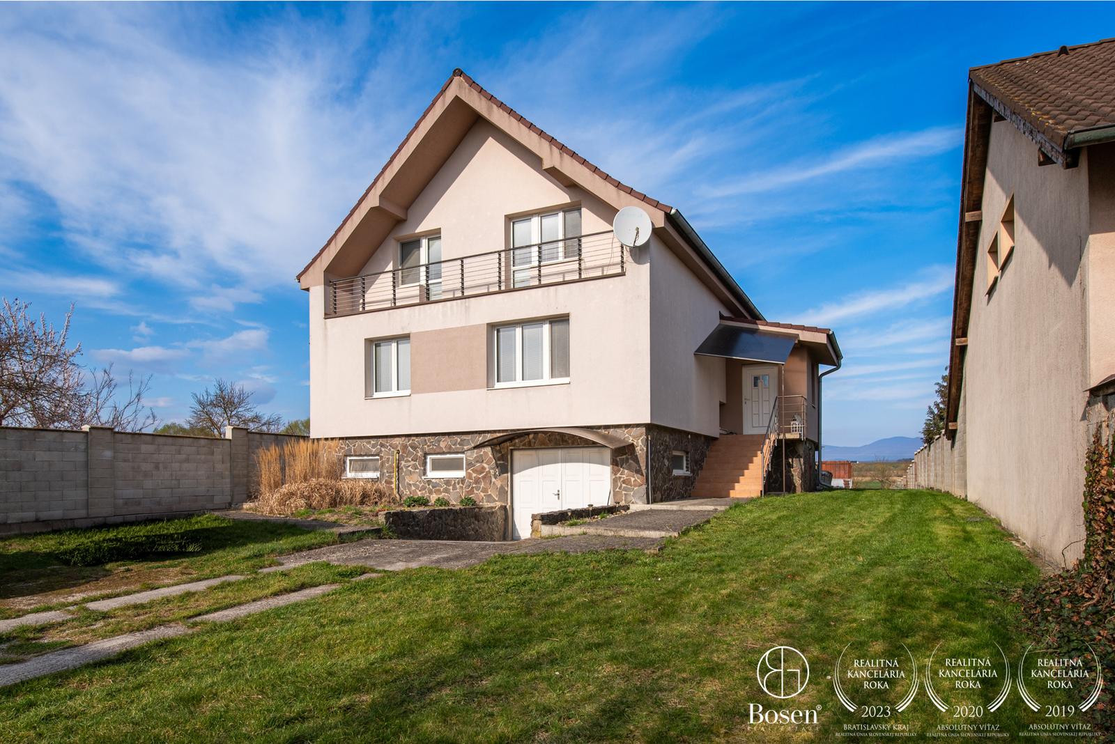 BOSEN | Na predaj 6-izbový dom 260 m² s garážou + stavebný pozemok s UPI | Bánovce n/B – Horné Ozorovce