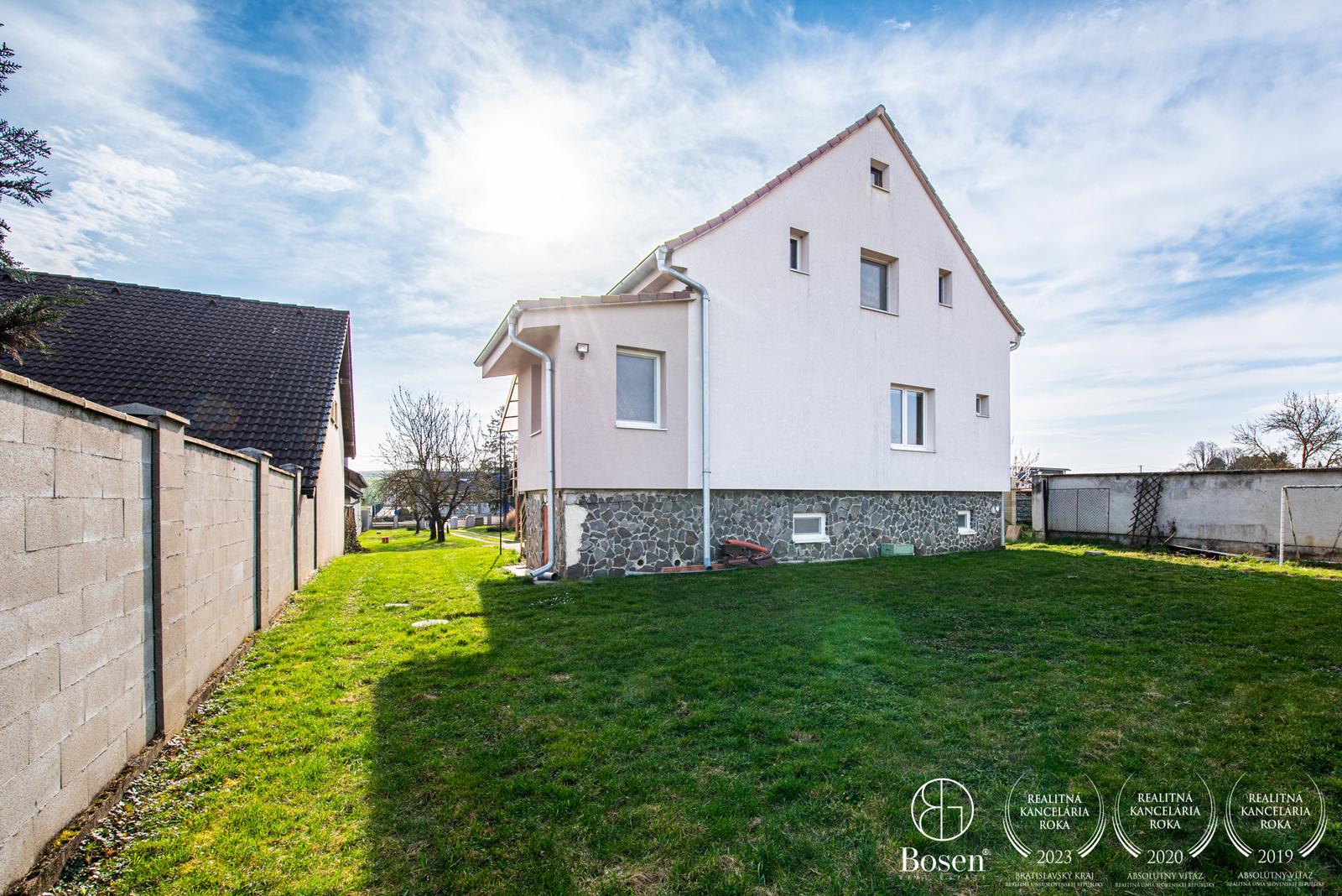 BOSEN | Na predaj 6-izbový dom 260 m² s garážou + stavebný pozemok s UPI | Bánovce n/B – Horné Ozorovce – fotka 2