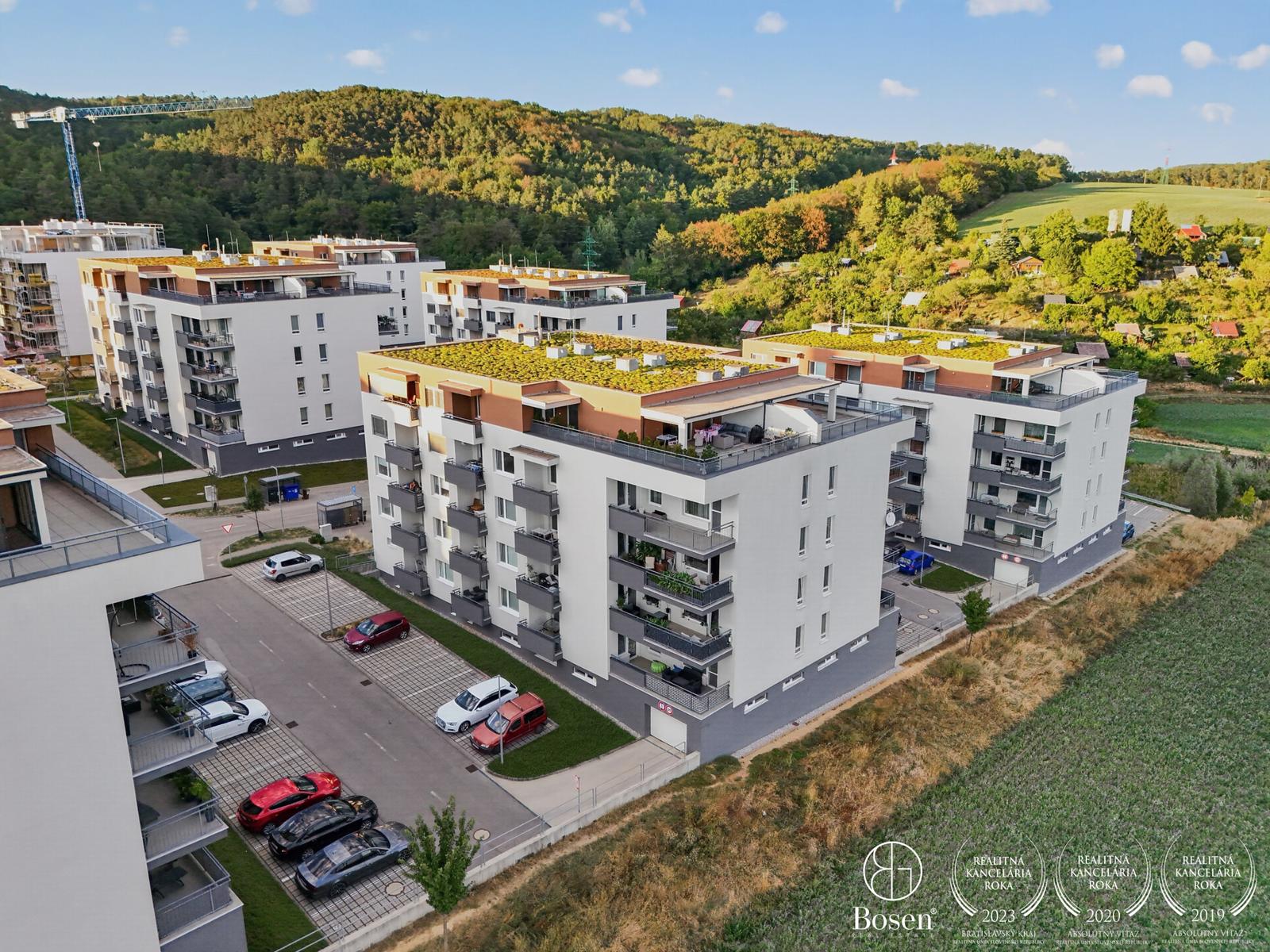 BOSEN | NOVOSTAVBA kompletne zariadený 2i byt s parkovacím státím - Trenčín