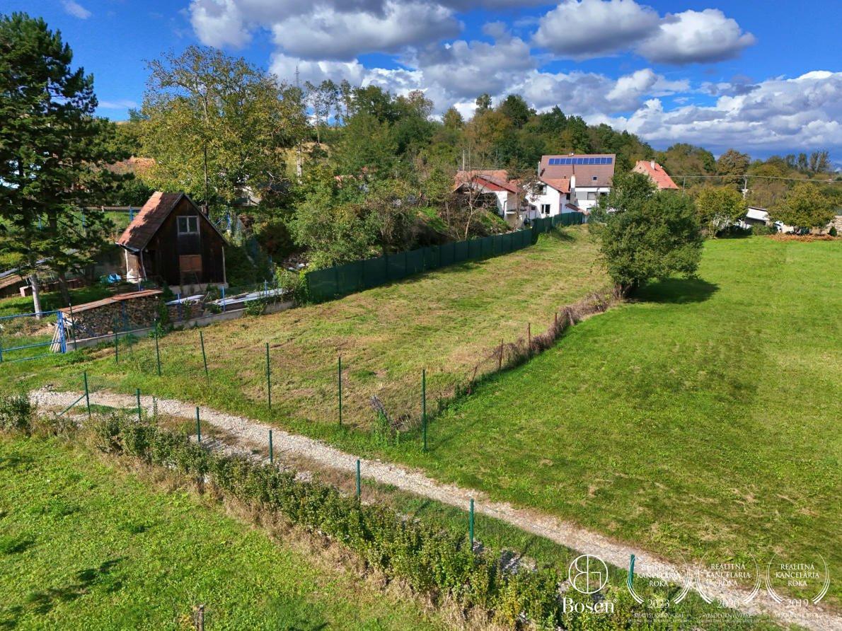 BOSEN | Stavebný pozemok 1509 m2 - Skalka nad Váhom – fotka 2