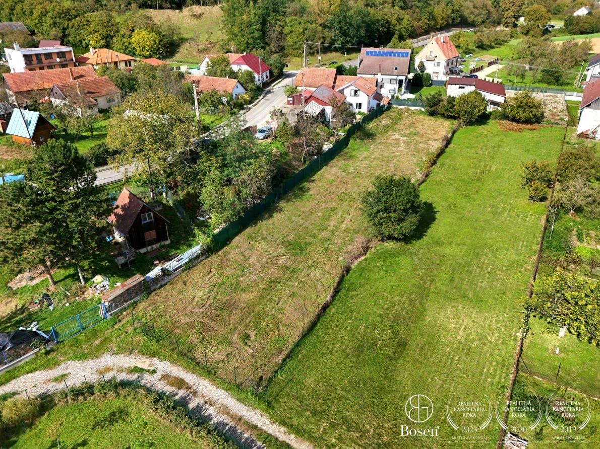 BOSEN | Stavebný pozemok 1509 m2 - Skalka nad Váhom