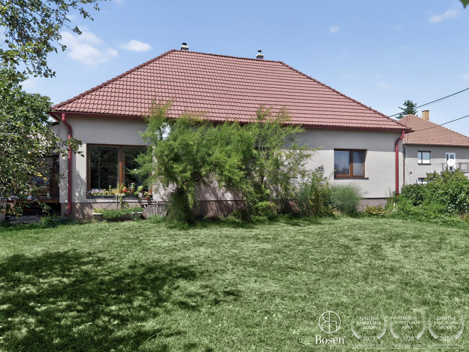 BOSEN | Rozprávkový rodinný dom s velkou záhradou v obci Chrtany.