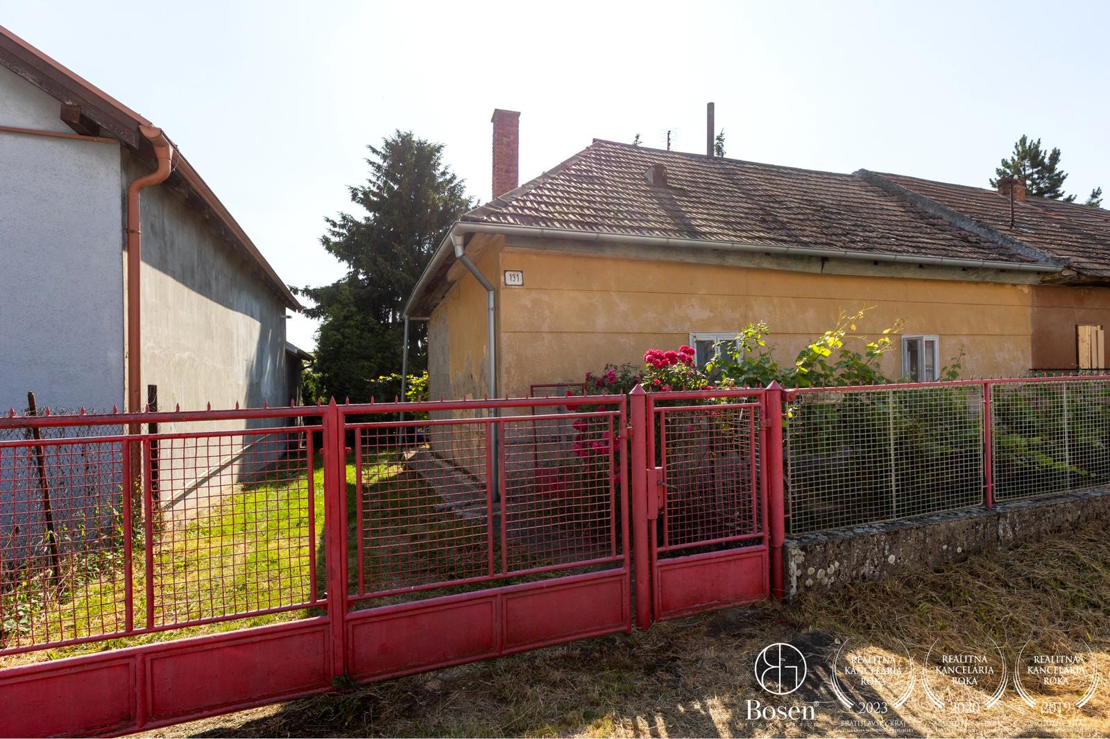 BOSEN | Pozemok so starším domom - Čeľadice