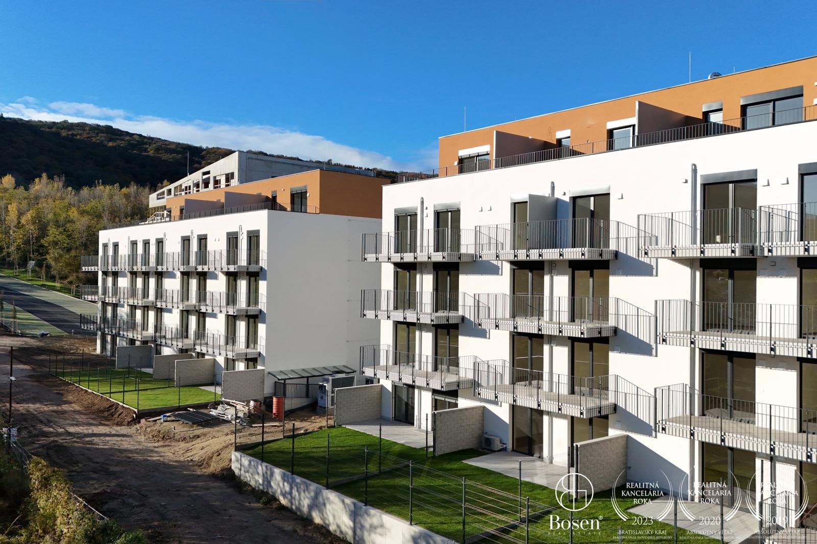 BOSEN | 2 izbový štýlový byt - balkón, komunitná záhrada – fotka 2