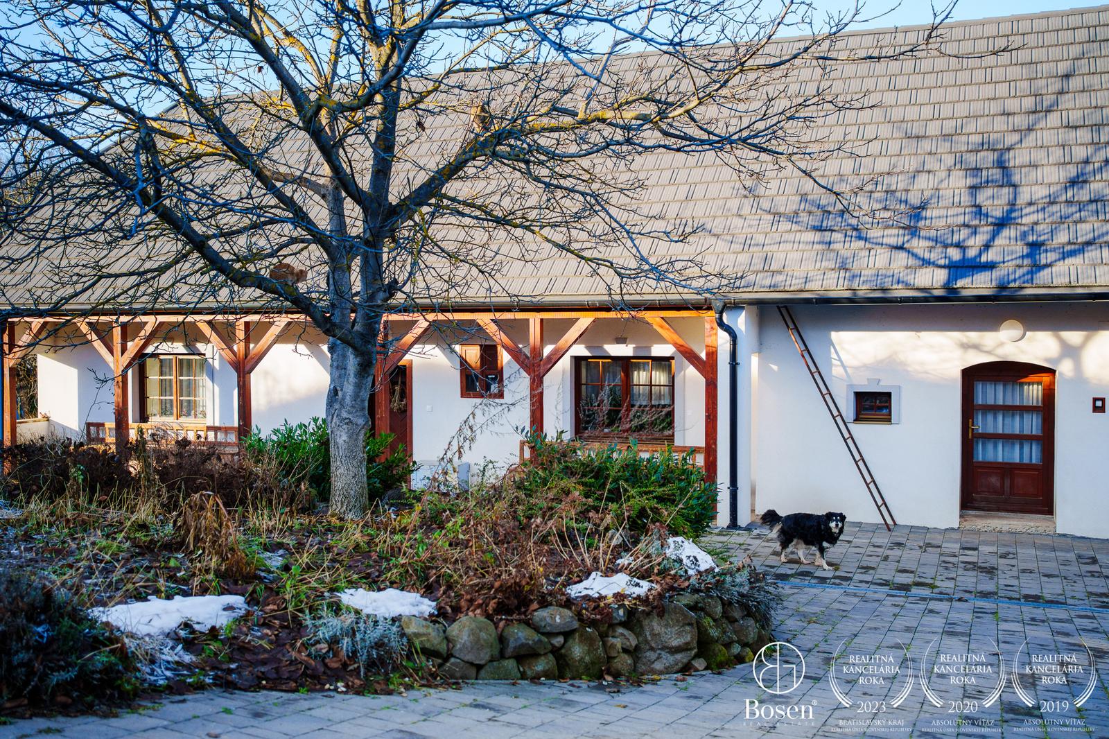 BOSEN | Kompletne zrekonštruovaná Rodinná farma s pozemkom 9565m², stodolou, garážou a pivnicou