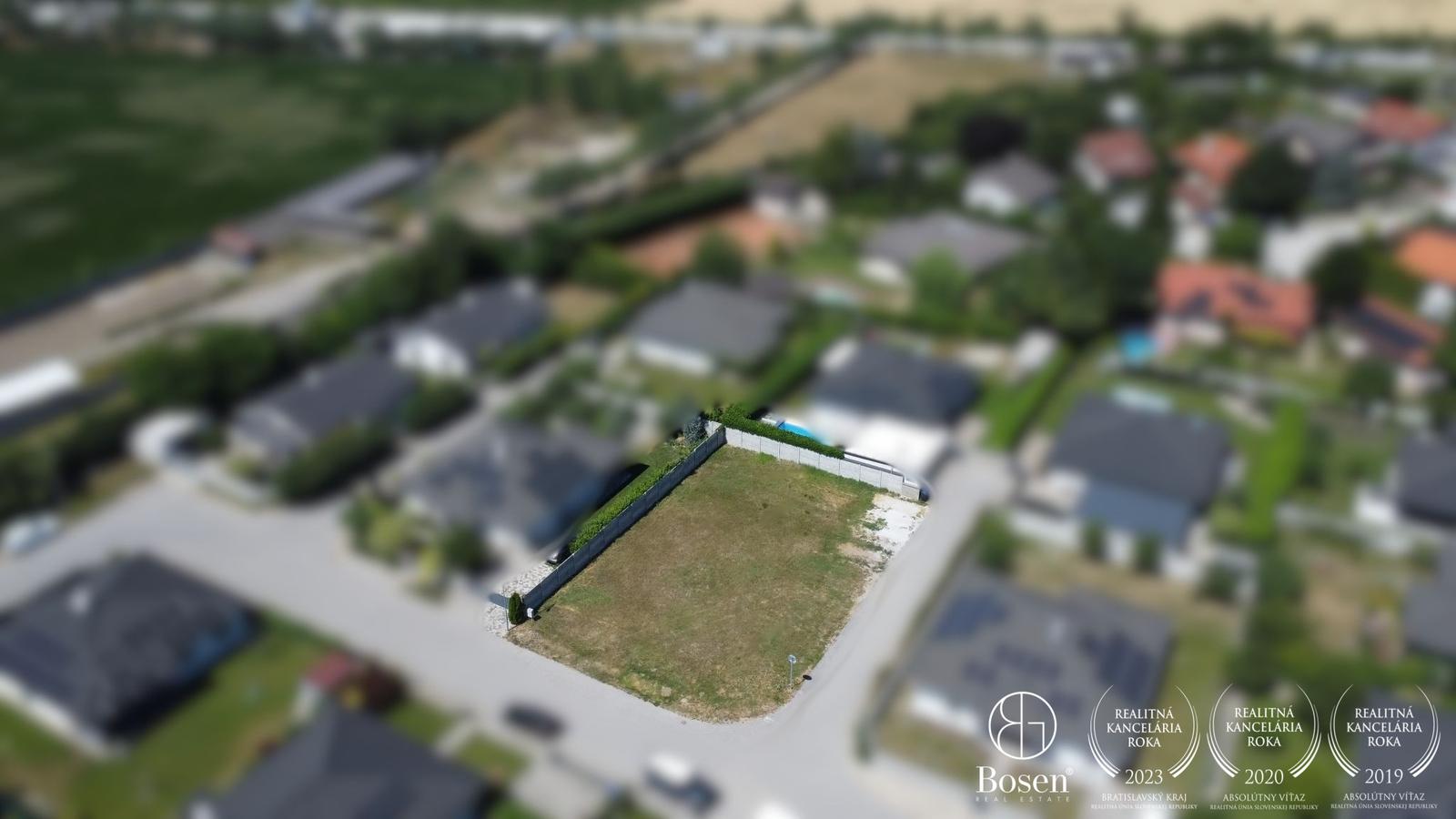 LOYALTERS | Stavebný pozemok Kvetoslavov - Karolinum, 595 m²