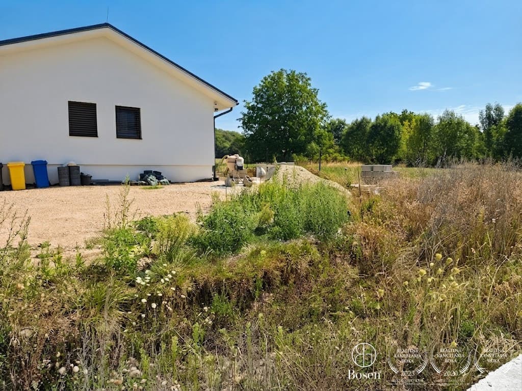 LOYALTERS | Pozemok Čeľadice –hotová doska, projekt bungalov – fotka 2