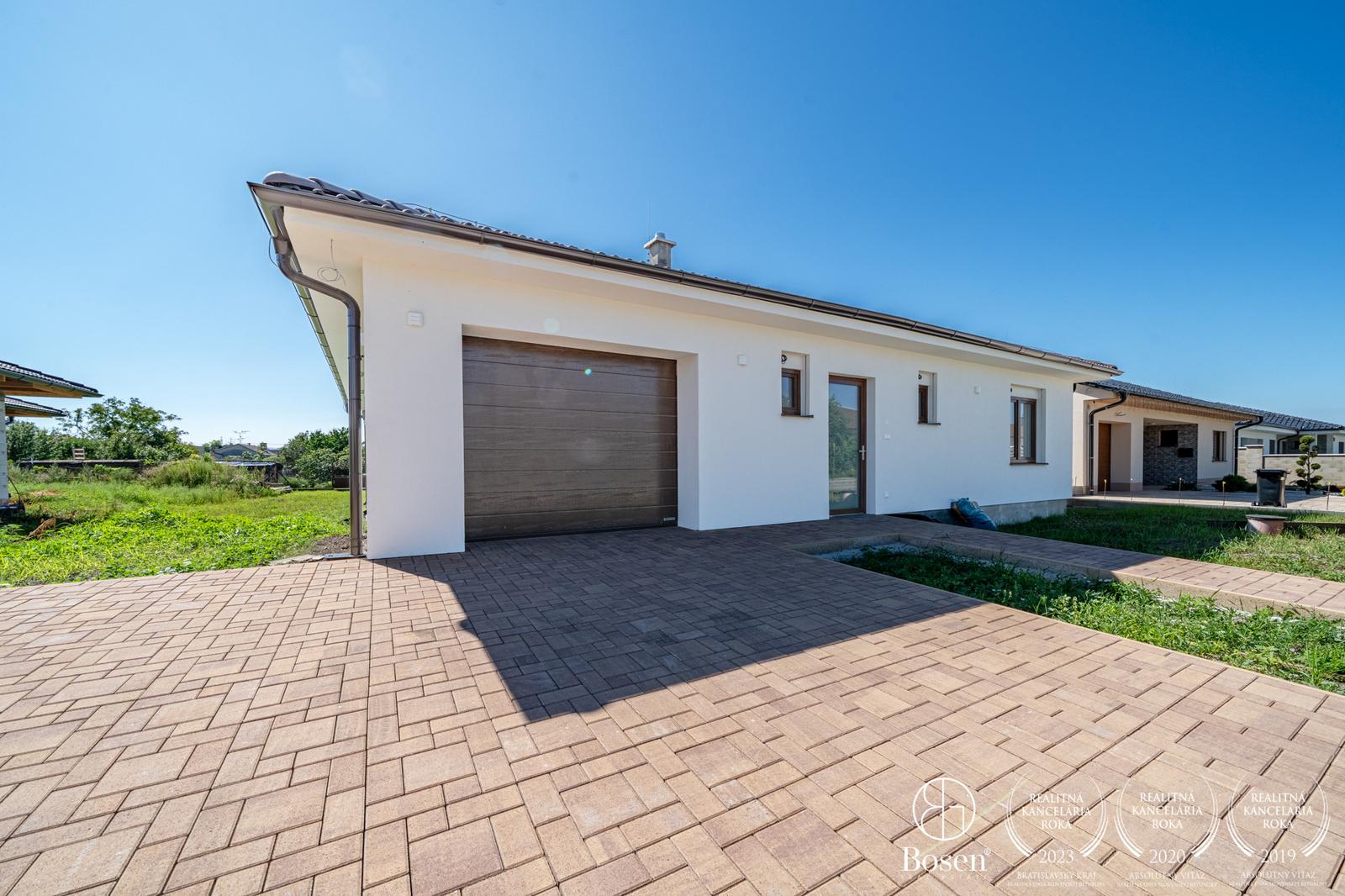 BOSEN | Moderný 4 izbový rodinný dom s garážou a veľkým pozemkom, Dojč