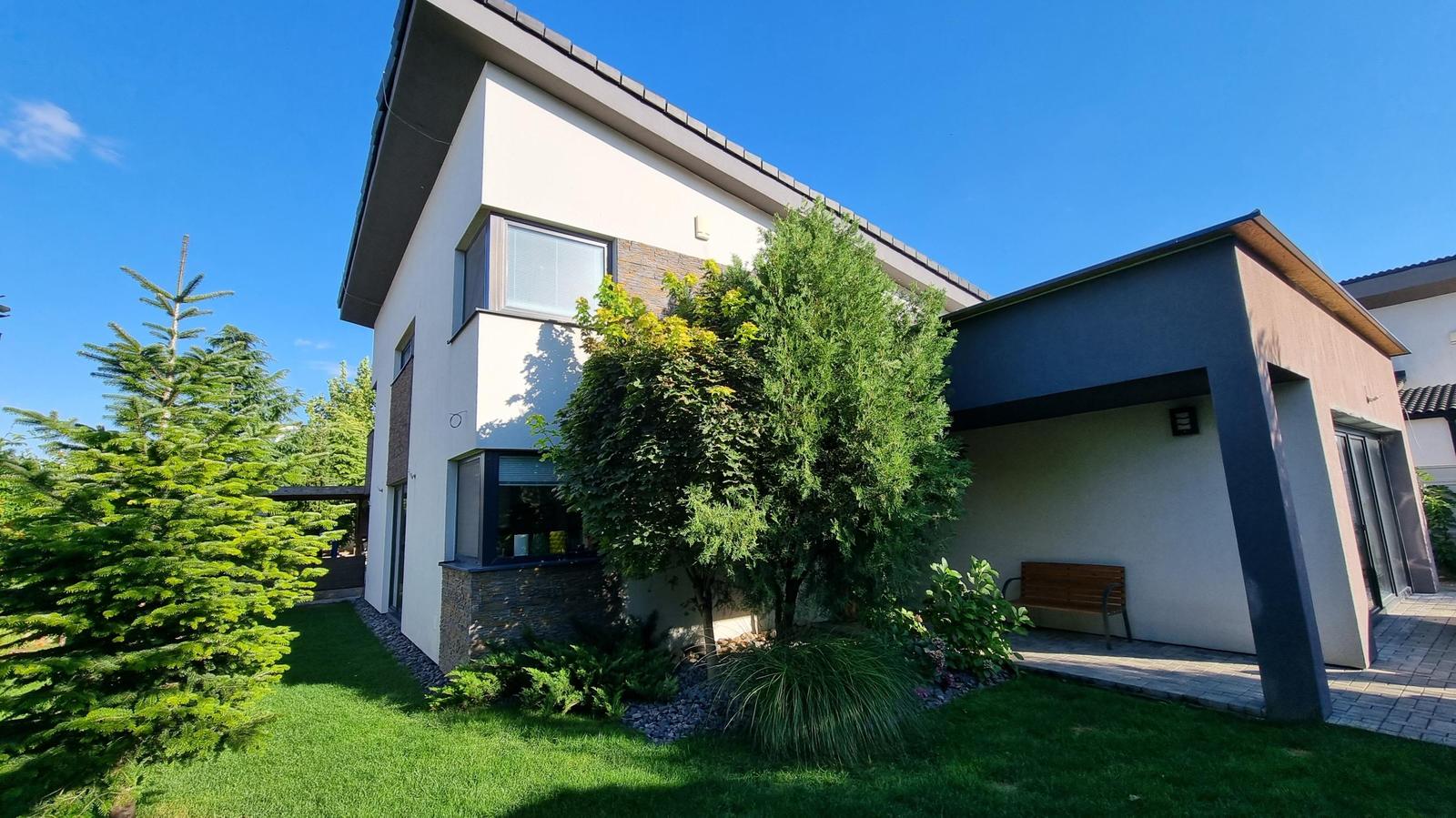 SUPER 6 izb. RD 202 m2, pozemok 700 m2, bazén-tepelné čerpadlo, ohrev na 31 st., protiprúd, slaná voda