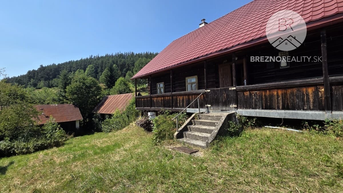 Tradičná drevenička na pokojnom  mieste - Pohorelá