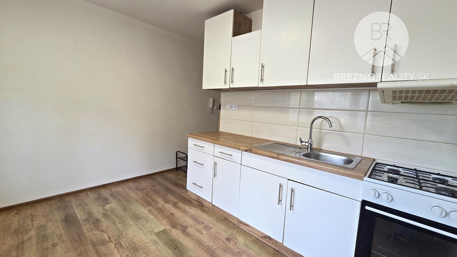 1-izbový byt po renovácii na predaj – Podbrezová, časť Kolkáreň