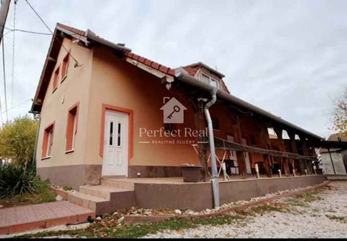 NA PREDAJ - Veľký Meder -  2 domy, 2 pozemky, 12 apartmánov