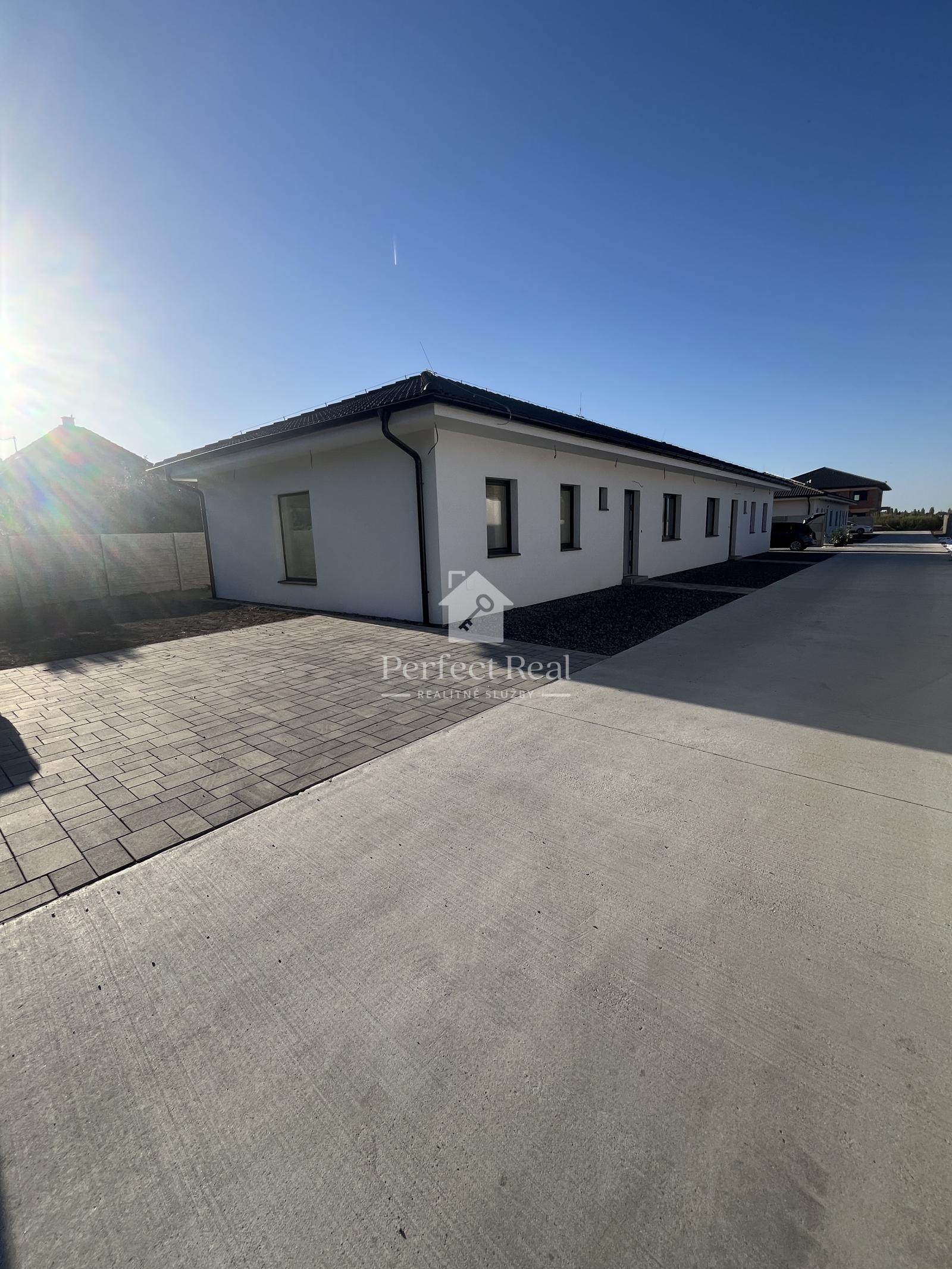 3izbový dom/dvojdom s parkovaním , terasou  a záhradkou v obci Padáň