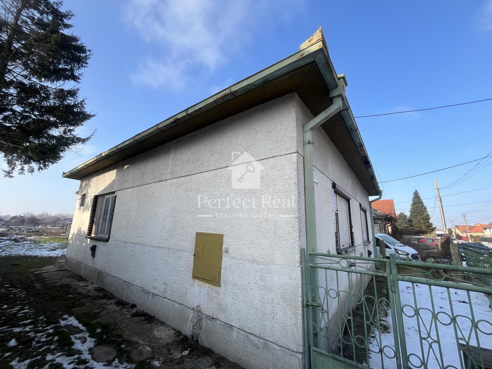Starší rodinný dom v Gabčíkove na veľkom pozemku – fotka 2