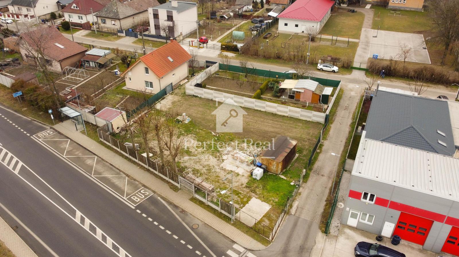 Zaujímavý stavebný pozemok so stavebným povolením a s projektom v Šamoríne – fotka 2