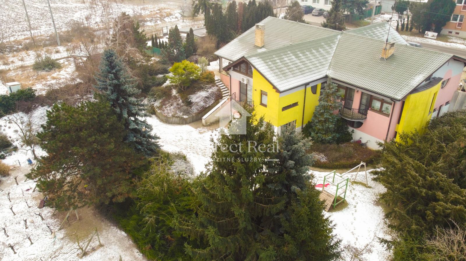 Luxusný, priestranný 6 izbový rodinný dom s wellness, bazénom a veľkým pozemkom – Zlaté Klasy – fotka 2