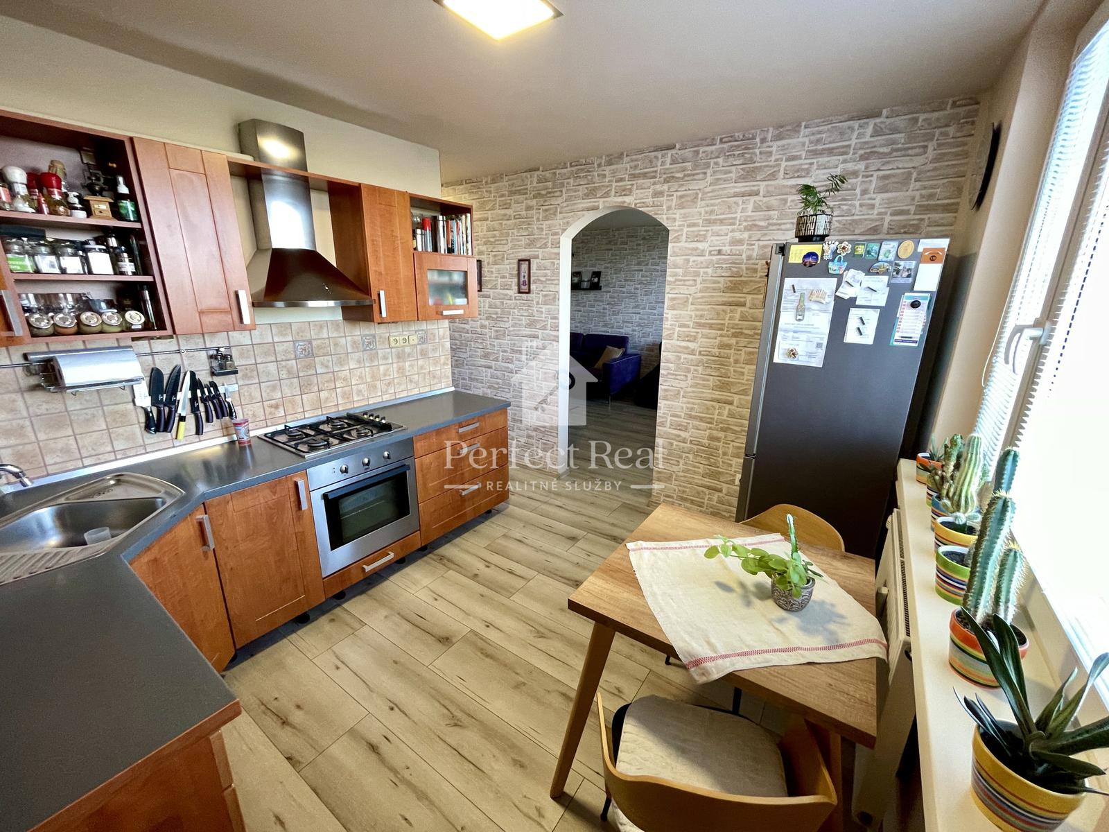 Moderný, priestranný, zariadený 3 izbový byt v obci Zlaté Klasy- NOVÁ CENA – fotka 2