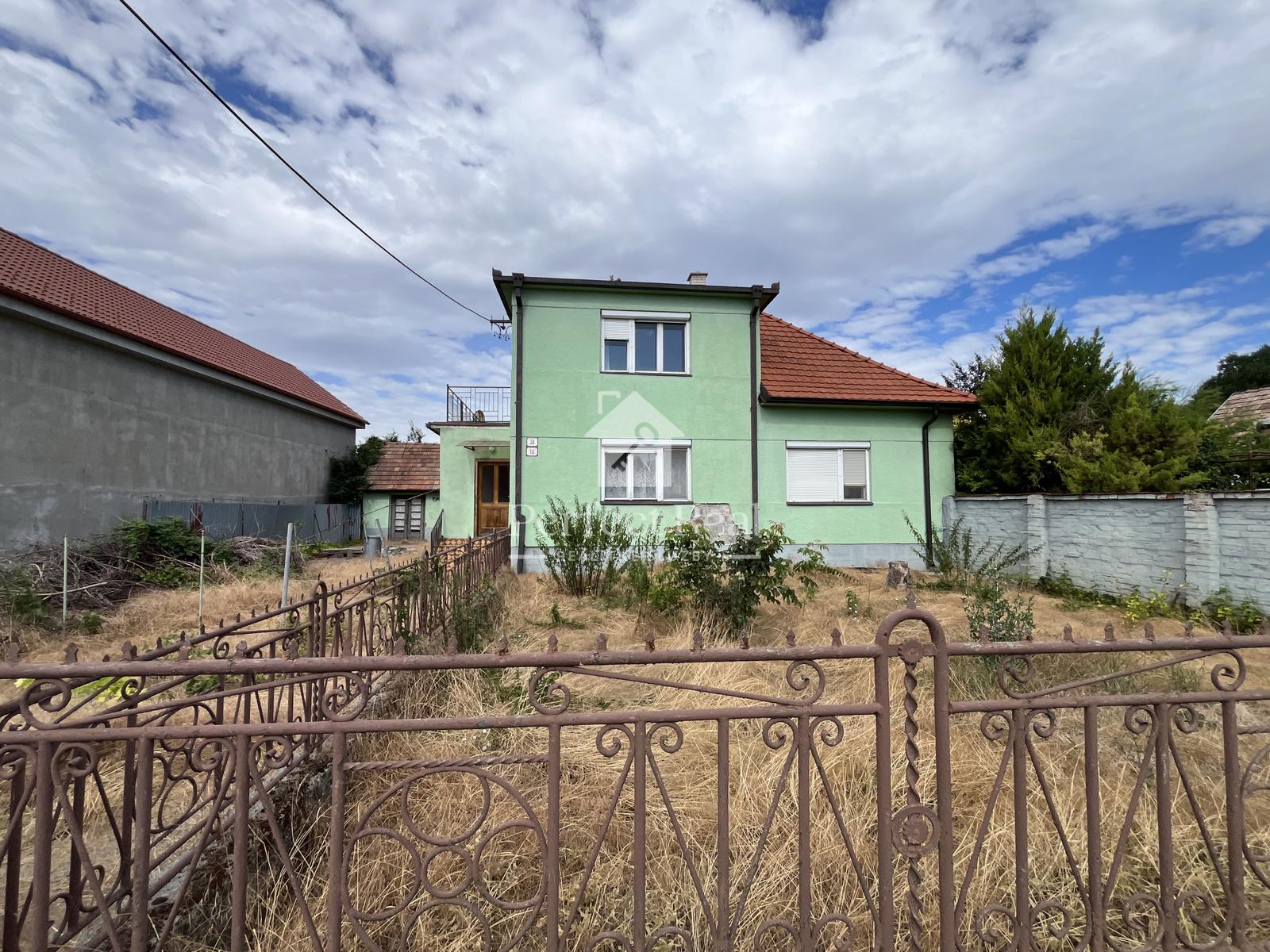Priestranný 4 izbový rodinný dom s pozemkom iba 15 km od Bratislavy (Nová Dedinka)- nutná rekonštrukcia