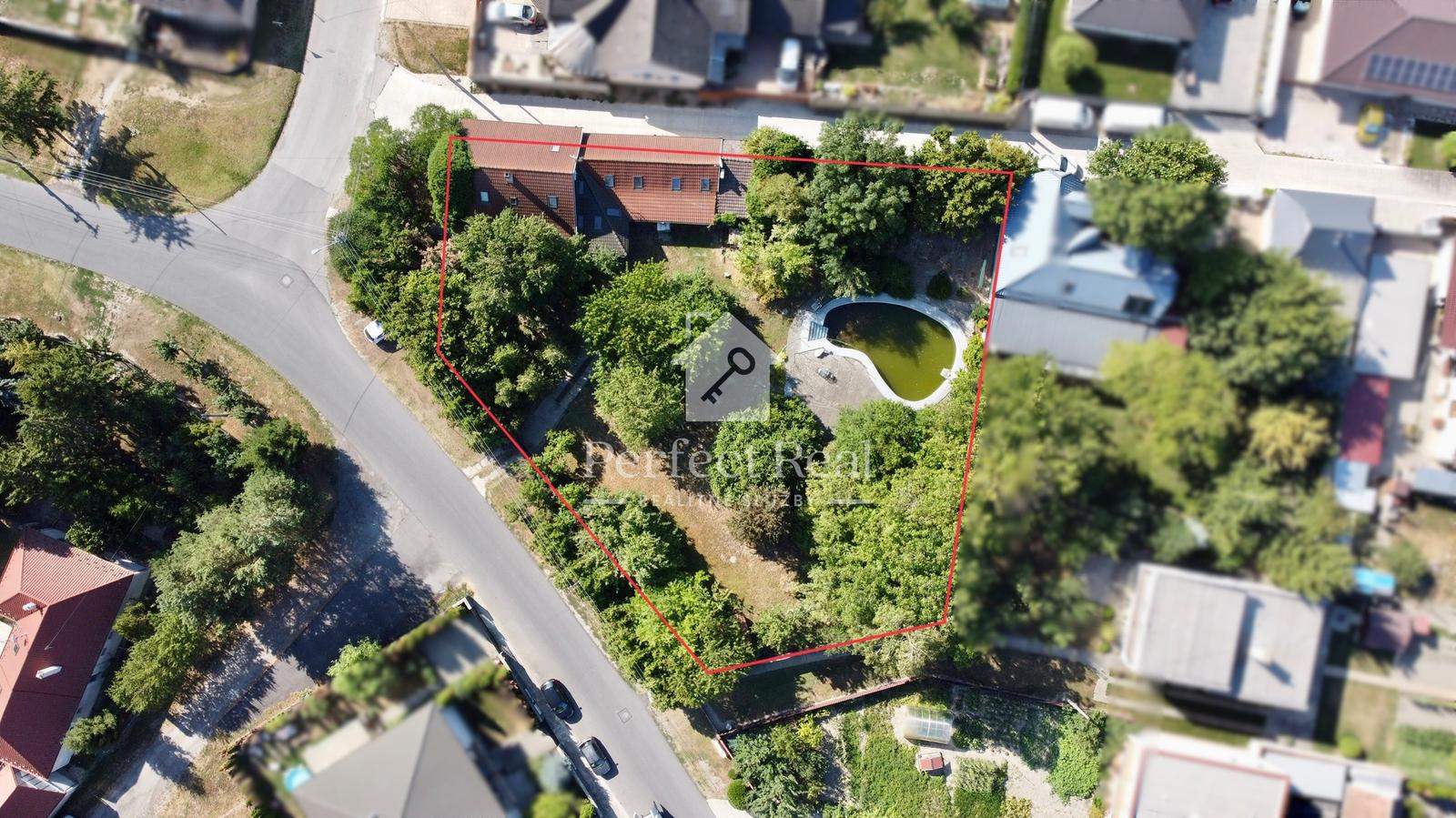 Priestranný rodinný dom s bazénom a veľkým pozemkom 1902 m²