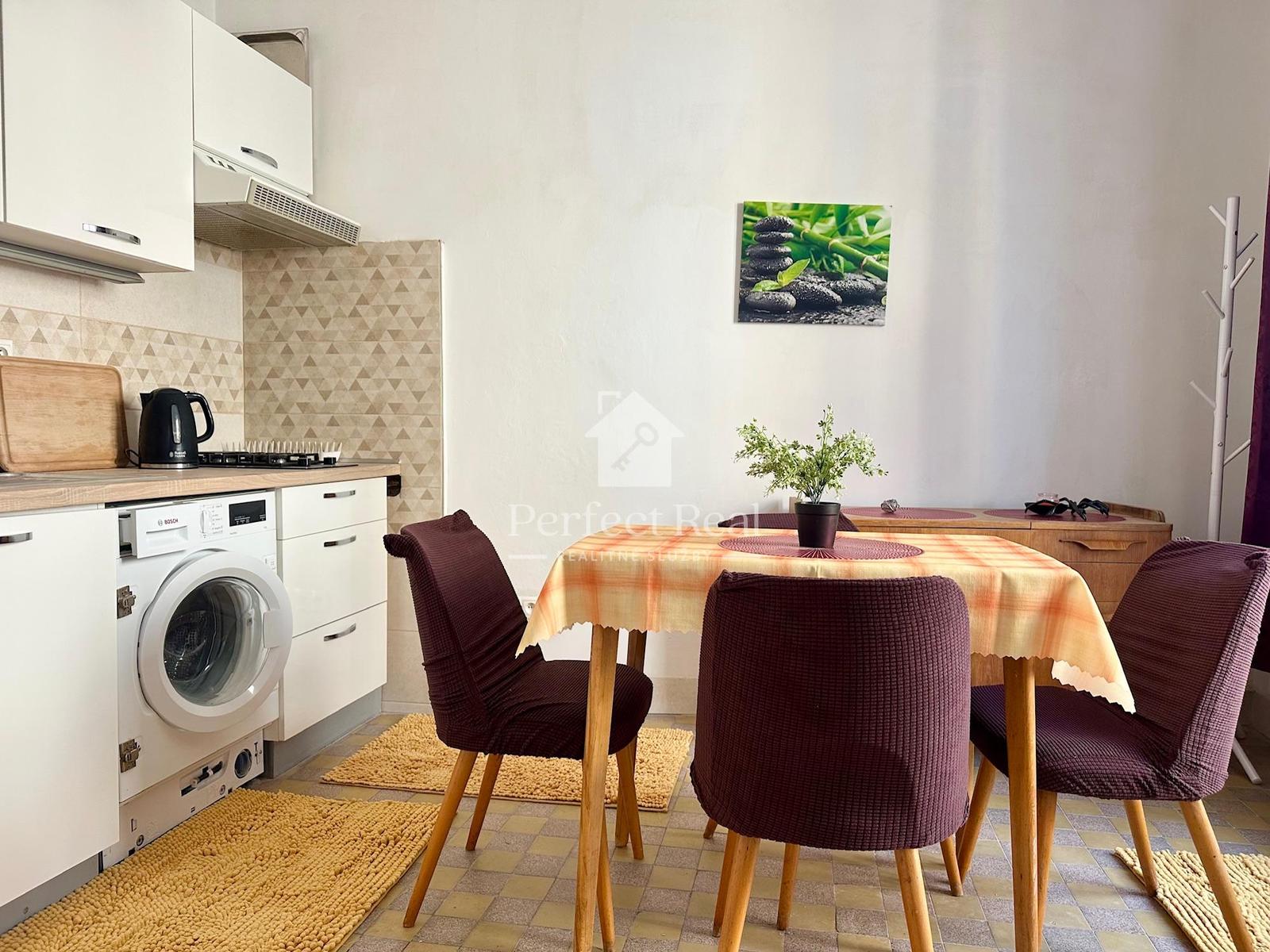 Perfektná poloha - Garsónka na prenájom s balkónom