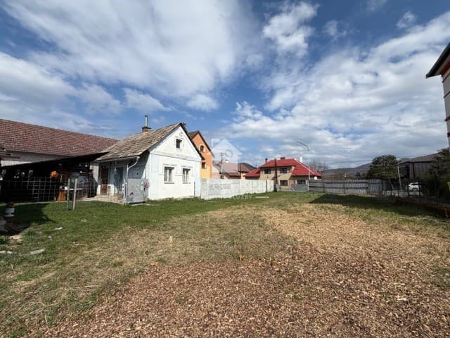 Na predaj  investičný stavebný pozemok v Žarnovici o rozmere 951,5m2.