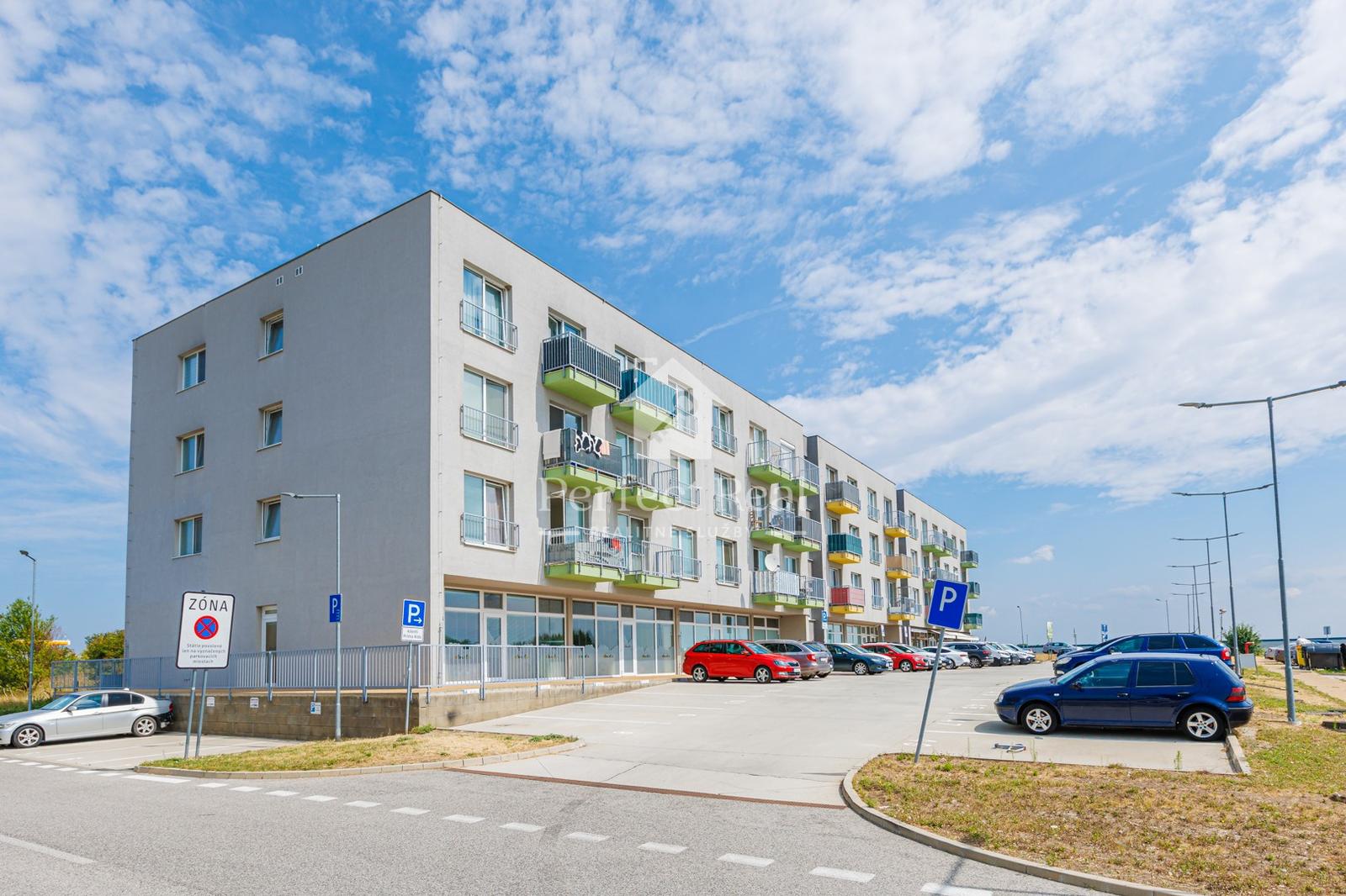 Na predaj príjemný 1izbový byt s balkónom a parkovaním na Hornom dvore pri Senci.