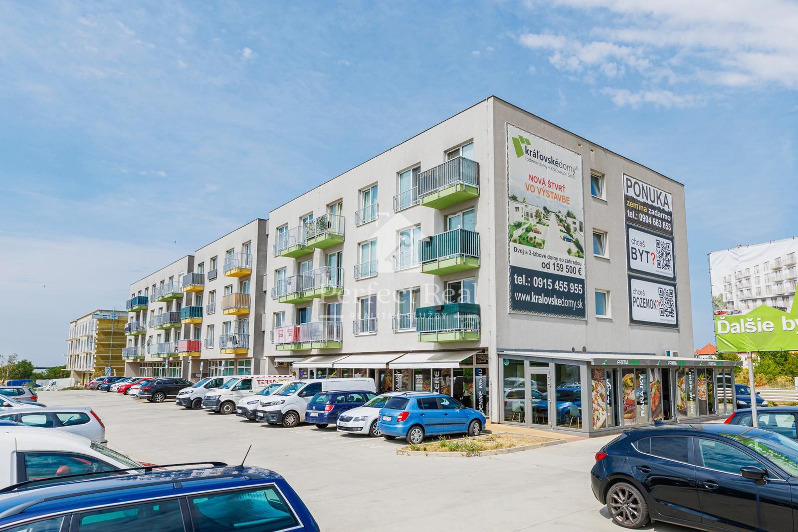 Na predaj príjemný 1izbový byt s balkónom a parkovaním na Hornom dvore pri Senci. – fotka 2