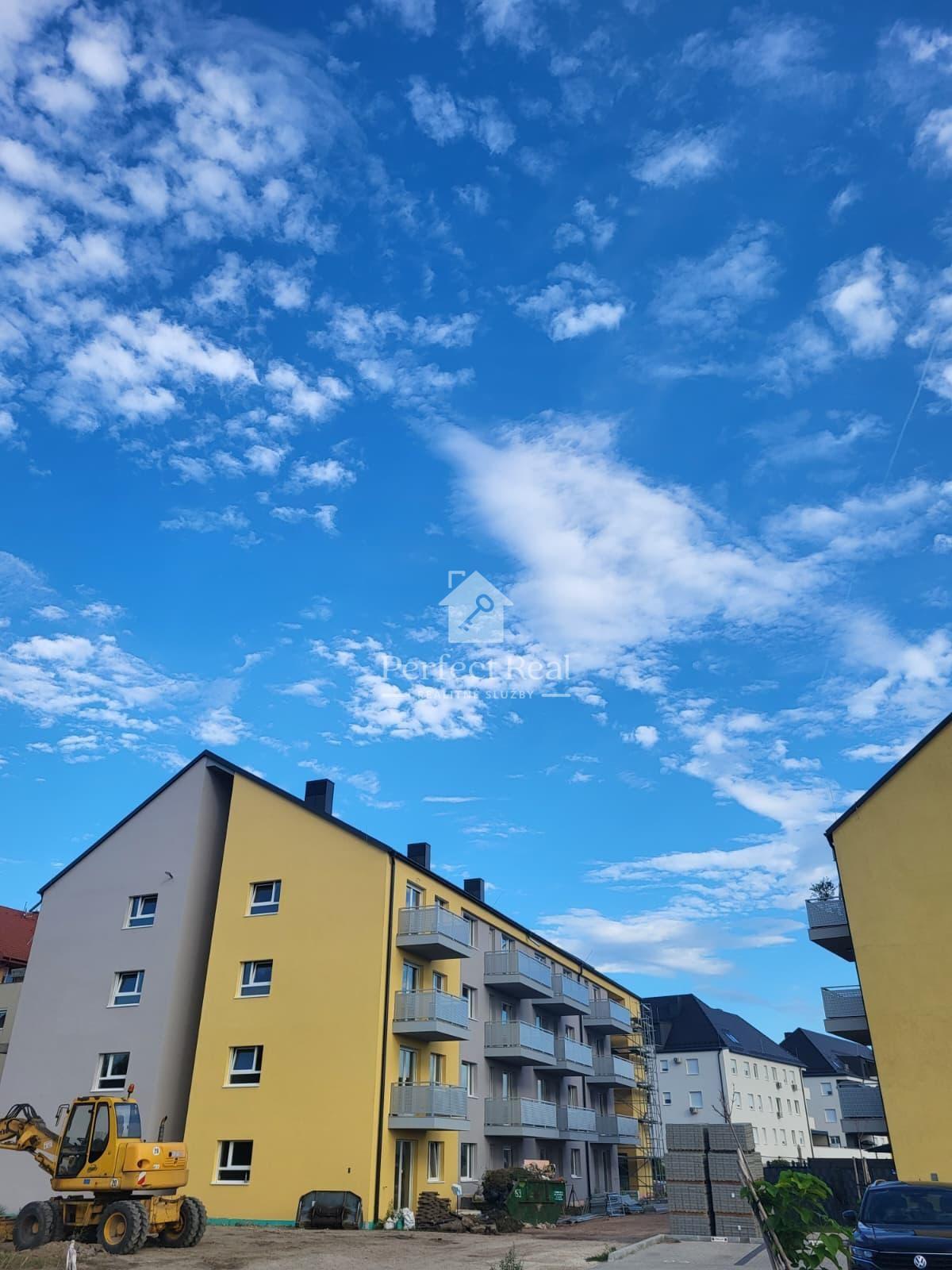 Na predaj 2. izbový byt s balkónom a parkovaním  v Rajke .